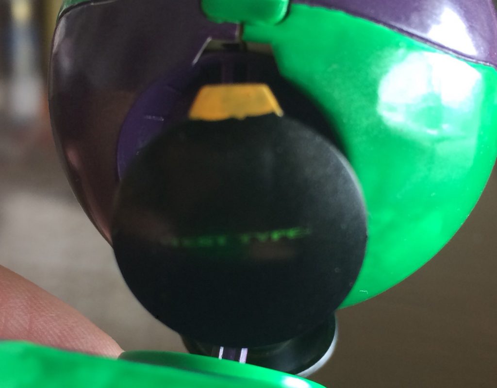 足の部分にもデカールを貼りました。
黄色の塗りが雑でごめんなさい。