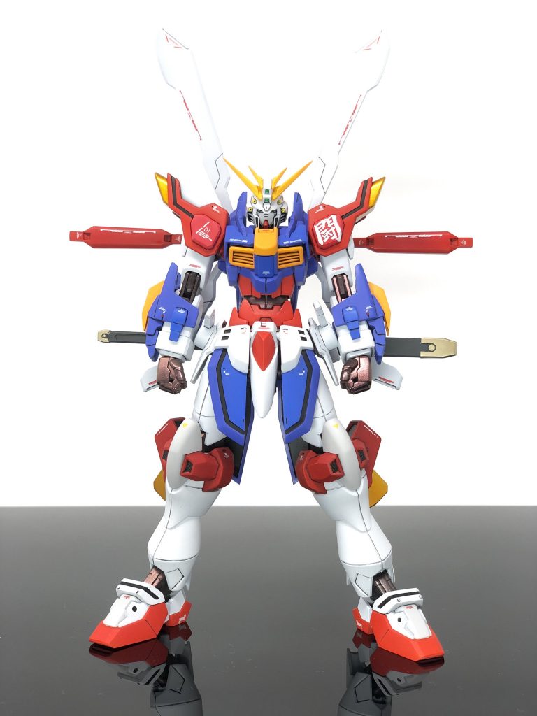 正面より個人的にバランス良く仕上がったと思いますまた、カラーリングも同系色を複数使用し色の情報量をプラスして全体の解像度を上げています肩の先端、膝側面部分のパーツはキャンディーパール塗装をしています