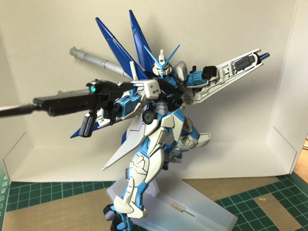 もちろんキット(M1アストレイ)についてる、ビームライフルも持つことが可能です、シールドの裏にはバーストレールガンの予備のマガジンもつけています