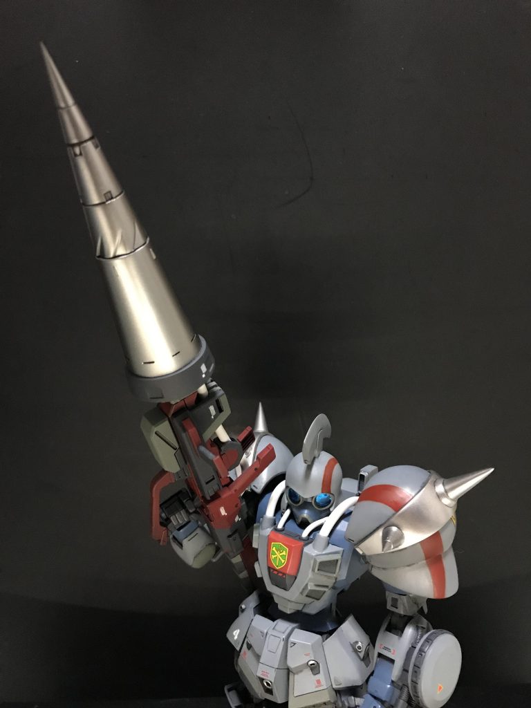 ショットランサーが小さくて迫力不足だったため、コトブキヤのランスを使って特大ショットランサーを作成。ベラロナ親衛隊といったイメージで赤いラインを入れました。