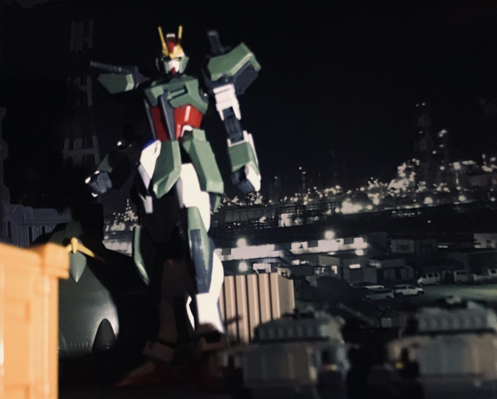 大西洋連邦の某所軍港で撮影された当機。
輸送船から装備群を搬出している途中らしくこの写真では「E52」ユニットや他の