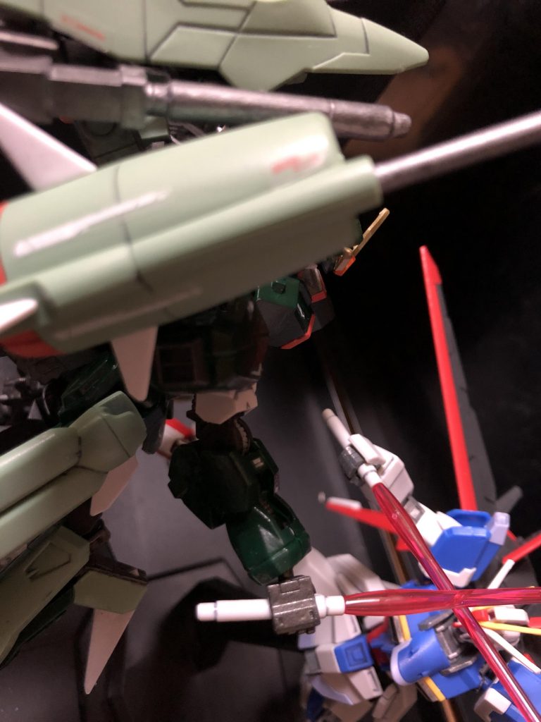 スティング「オラァ!チョロチョロ逃げてんじゃねぇ!!」
シン「逃げてないって言ってんだろ!」
スティング「そらぁ!見せてみろ、力を!!」
シン「させるもんか!!」