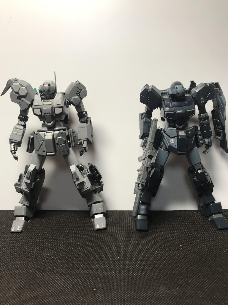 比較するとこんな感じになります!腕は一応ロール回転できるようポリキャップを埋めてます!