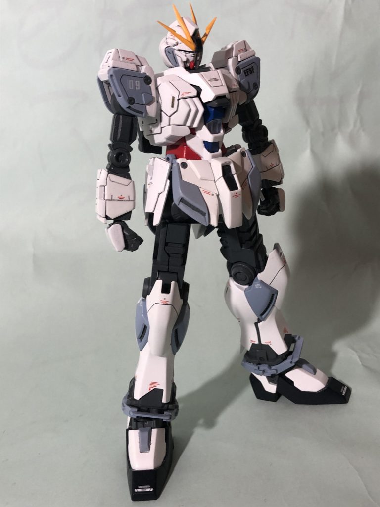 素体フロント
胸部、腕やフロントスカート、脚のフィン(？)部分に筋彫りやプラ板ディテアップ
頭部はアンテナをカンナがけやヤスリがけでシャープ化、頭部の横部分はアニメの出っ張っているのが好きなのでエポキシパテで盛ったあと筋彫り