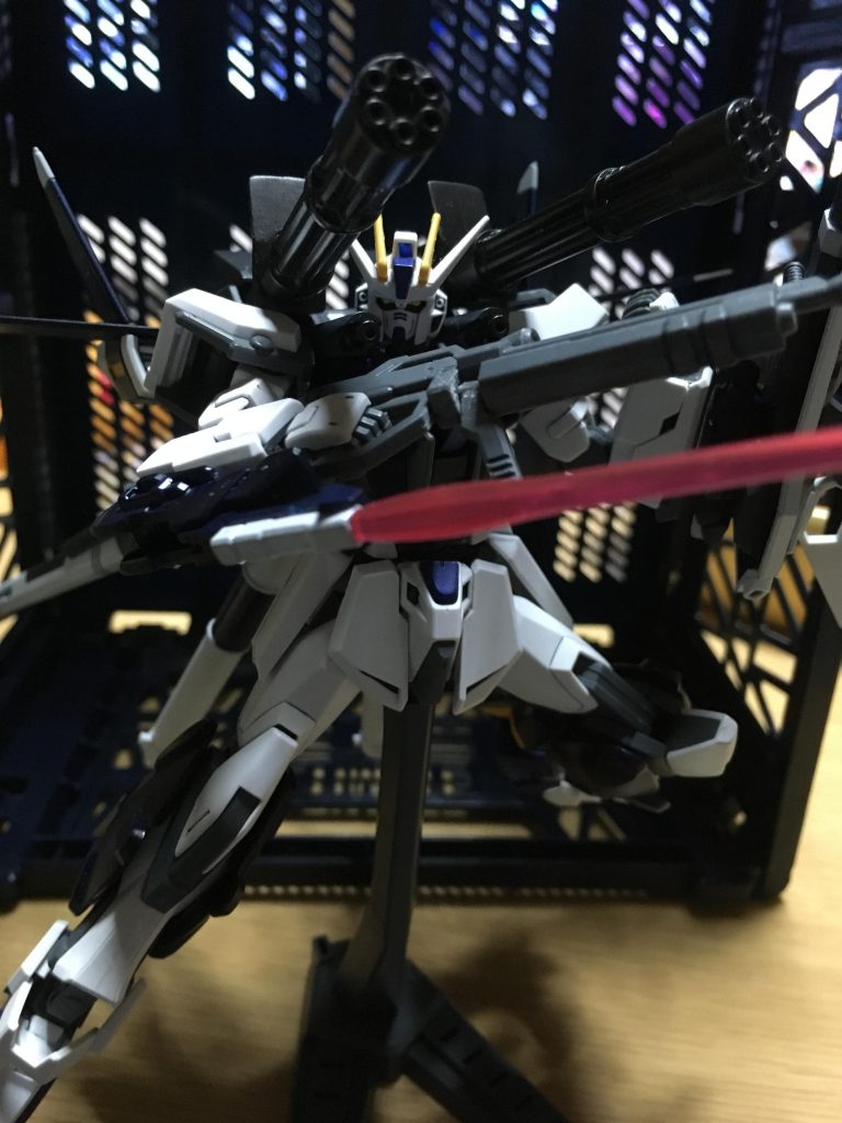 MSとの近接戦闘は重要視していない為、取り回しより即応性重視の展開式ビームサーベルを腕部に装着しています。