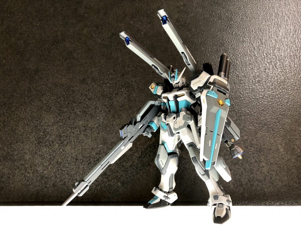 ストライク3号機MBF-GX105-Y03 「ストライクヴァルキュリーズ」が製造量産・開発運用した「プロジェクトストライク(※ストライクルージュのデータをもとに様々なタイプのストライカーパックを開発する計画。もともとはストライカーパックのみの開発を目的としていたが、各戦術に特化したストライカーパックは通常のストライクガンダムではその真価を発揮できないため、ストライカーパックの開発コンセプトに合わせてストライクガンダム自体の改修を行うようになった。)」3機目のストライクガンダム。