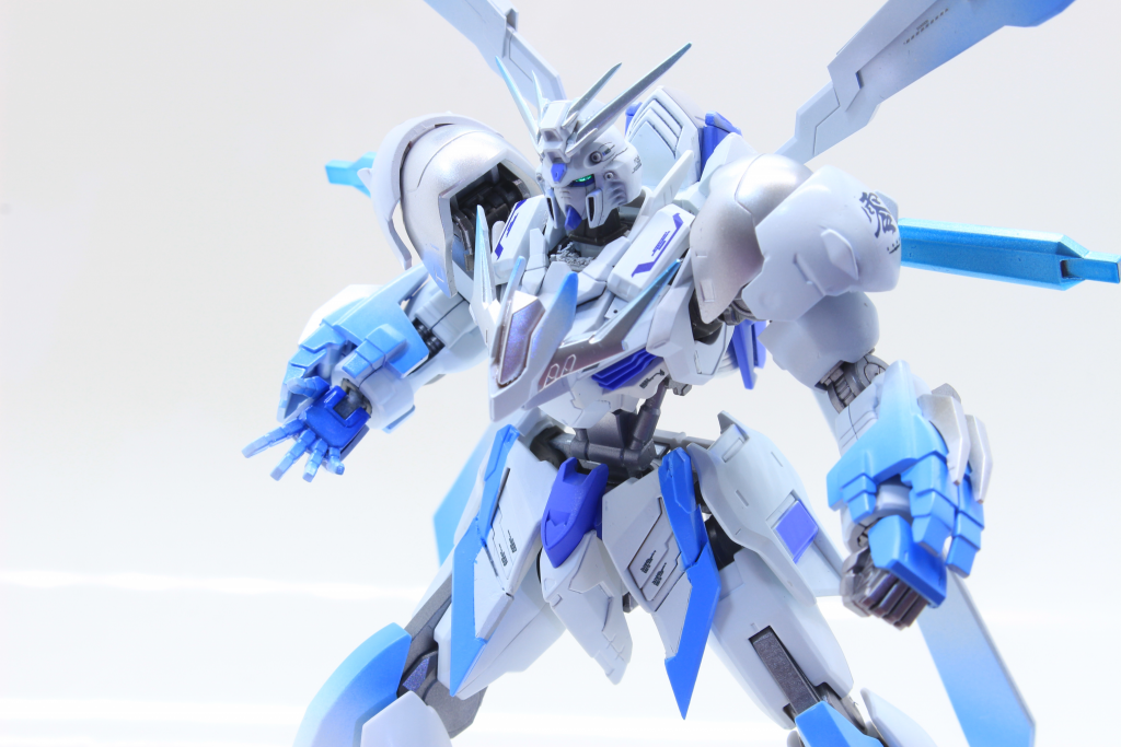 手はゴッドフィンガーに代わるものを、という事で 白〜青にいたるまで5層の塗装で表現しました。