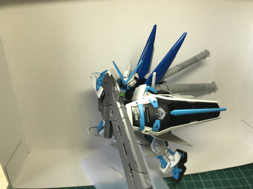 バーストレールガンを構えた状態です
レールガンと言ってもSEEDの機体なのでビームってことにしてます