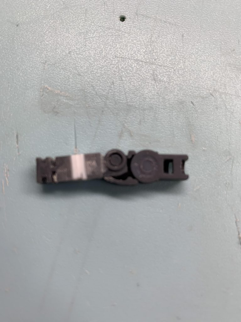 腕はHGCEのストライクの関節にアムアムのジョイント(右の方)を使用し、スターゲイザーの腕の中をくり抜いて入れました
それに合わせて前の方をプラ板で延長しております(写真より更に延長してるのであしからず)