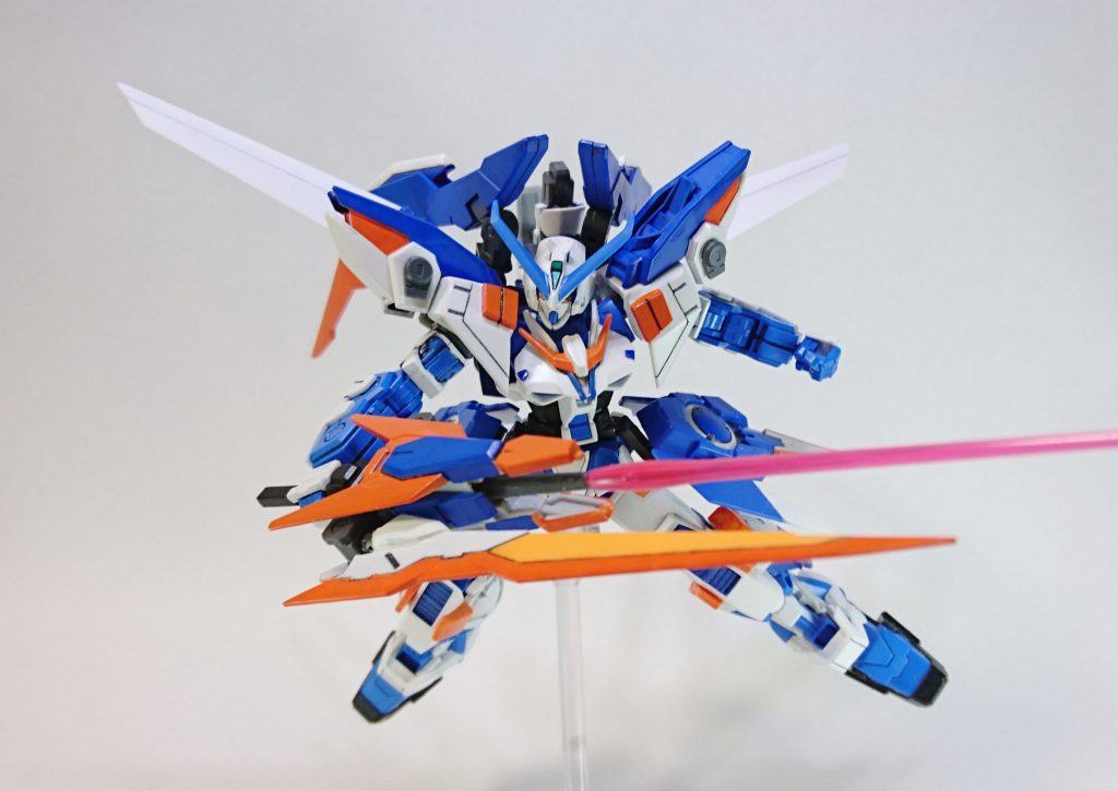 アサルトソードEX
アサルトソードとエクステンドコネクタを合体させた斬撃機能拡張形態。
ビームサーベルの機能を持ち、破壊力を強化する。
ギミックその2
ソードを刃と持ち手に分解しコネクタを合体させます。
迫力ちょっとアップで威力もアップです。