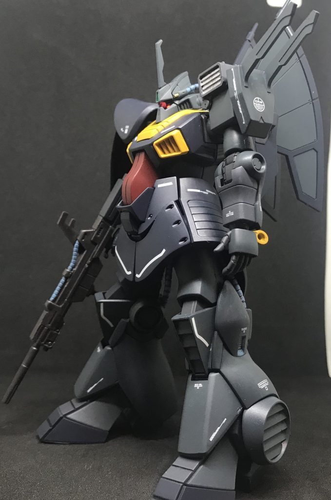 頭部はモノアイをクリアパーツ化、LED電飾加工をしました。モノアイの十字モールドも彫りました。