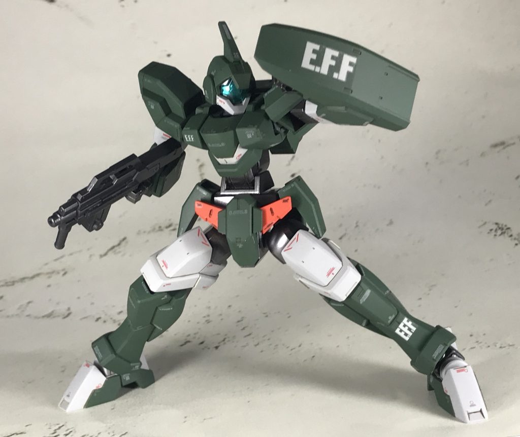 以下アクションポーズ
改造した腰が結構干渉しますが、元が優秀なので、あまり気になりませんね。