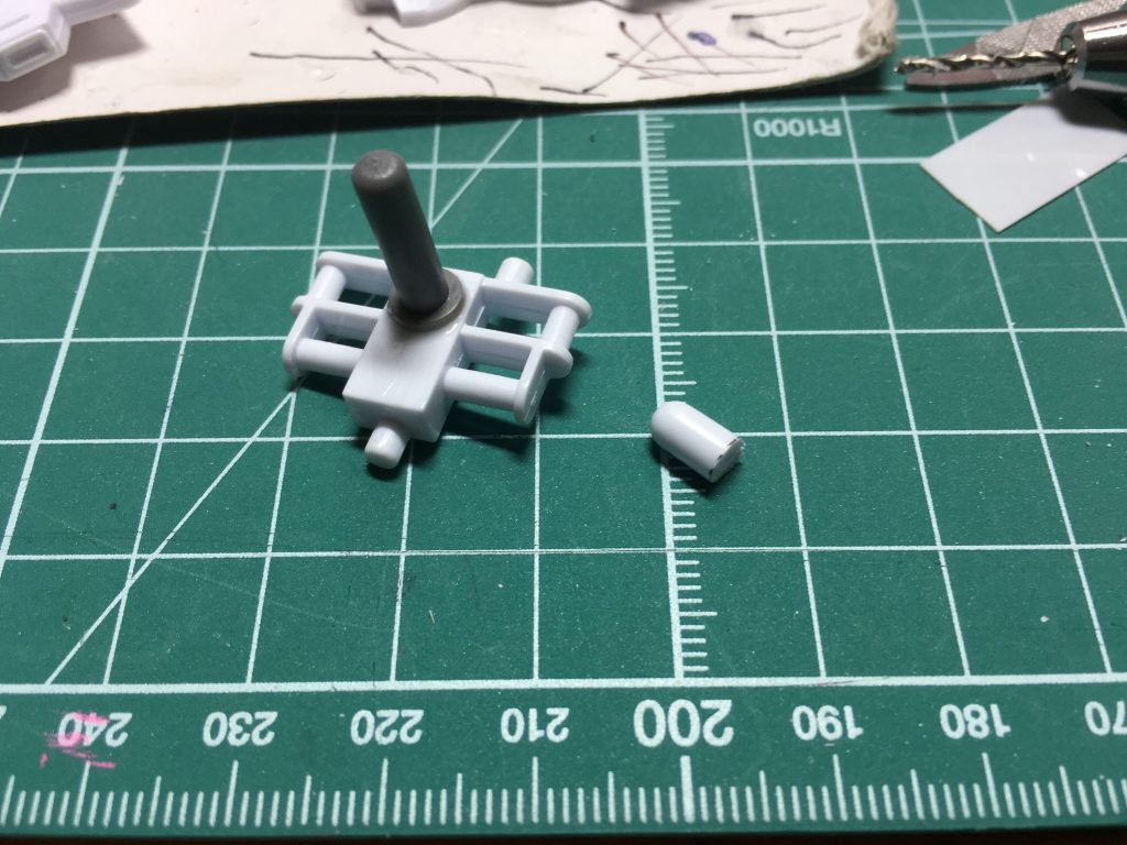 腰を引き上げて腰回りの可動範囲を広げられるように、軸をプラサポのものに置き換えました。元々シルエットは足が上がりづらい構造なので、腰軸を延長してしまえば干渉を減らせると思ったからです。