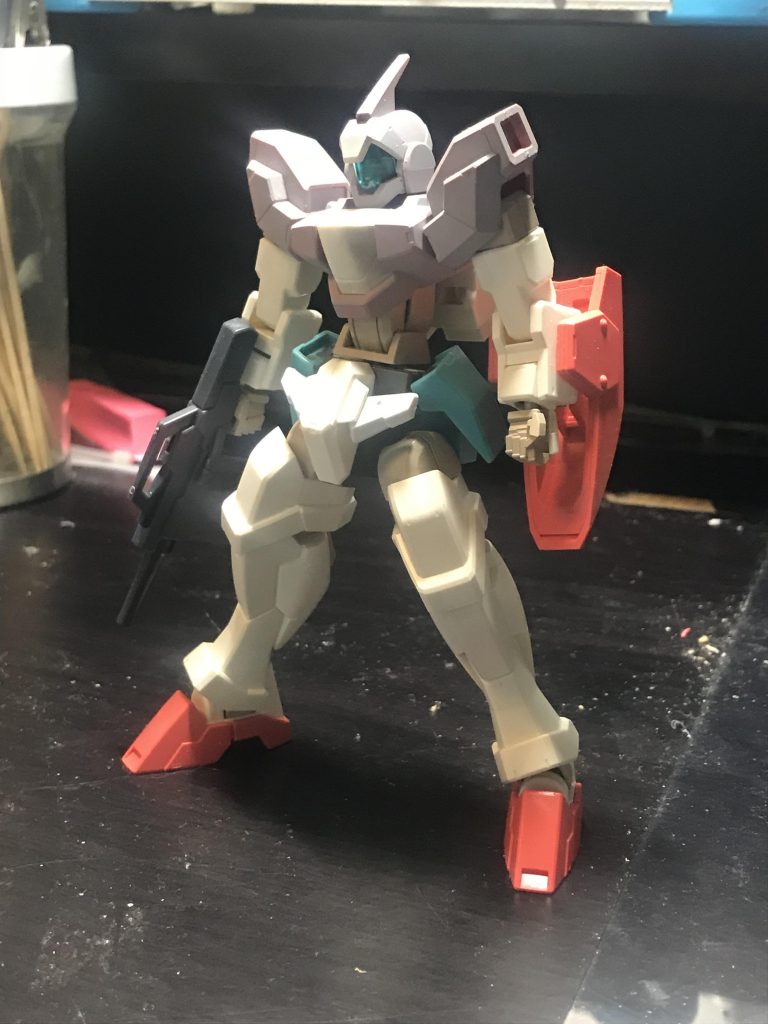 塗装前です。全く記憶に無いのですが、なぜか一部にサフが吹かれ、関節にはサンドカラーの塗装がされてました…