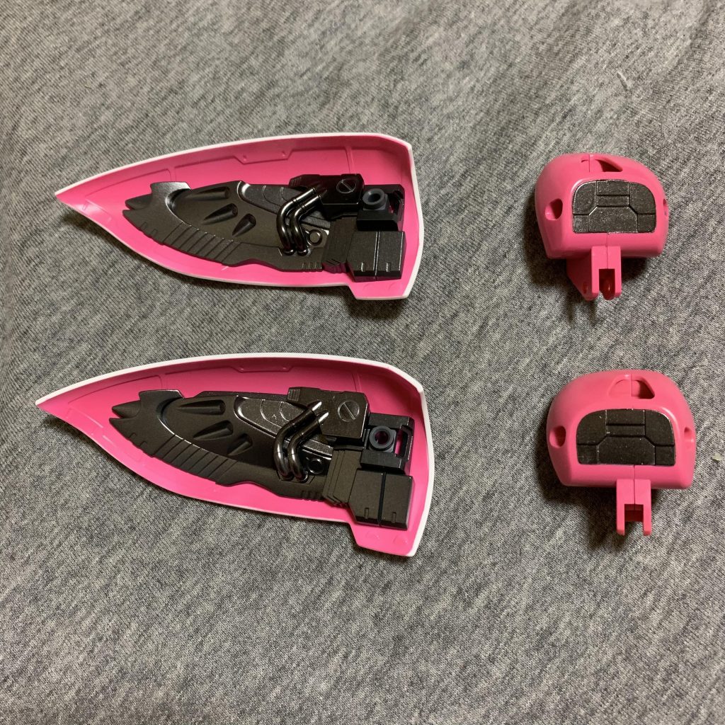 羽根の内部をピンクで塗り分け、ガンメタを濃い目に吹いてコントラストを強めに付けました。