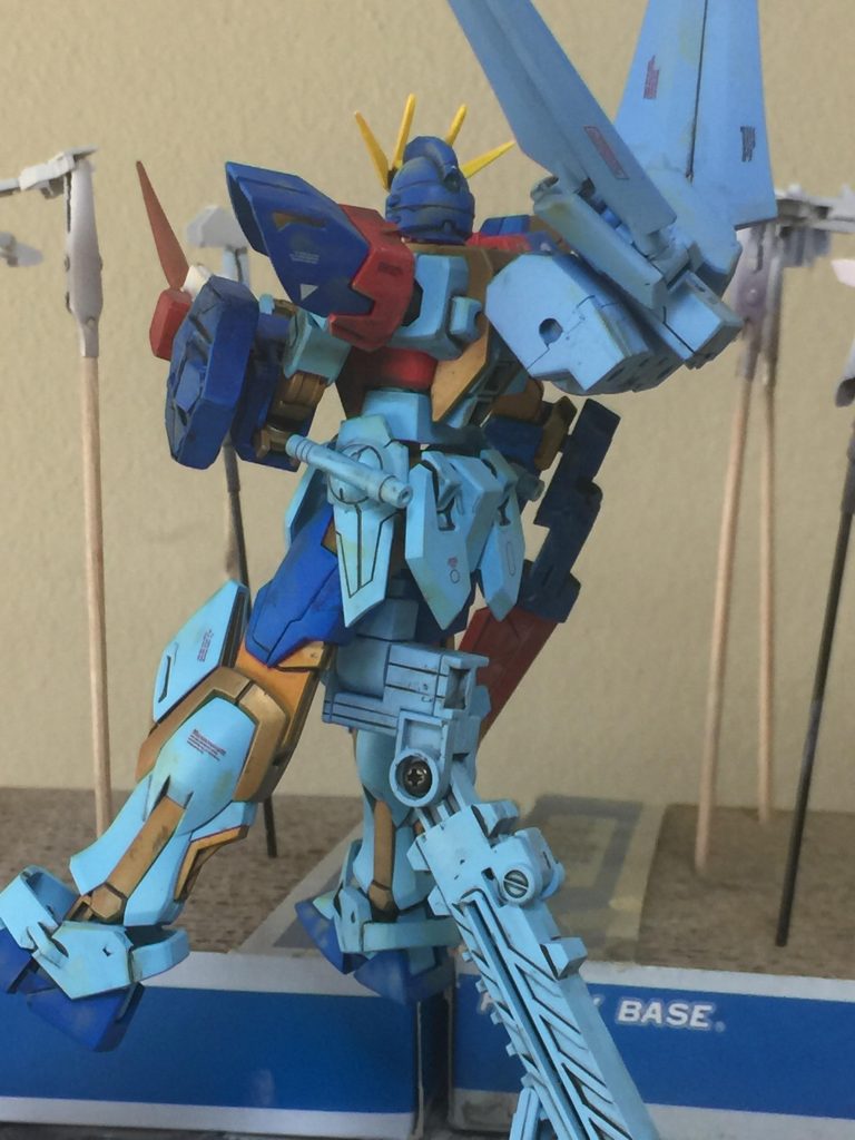 ビルドストライクギャラクシーコスモス
・ブルー
左斜め アピールショット!
関節部は 久しぶりに クレオスの
シルバーを 下地に エアブラシで
塗装をして その上に クリアー
オレンジを 塗装しました。