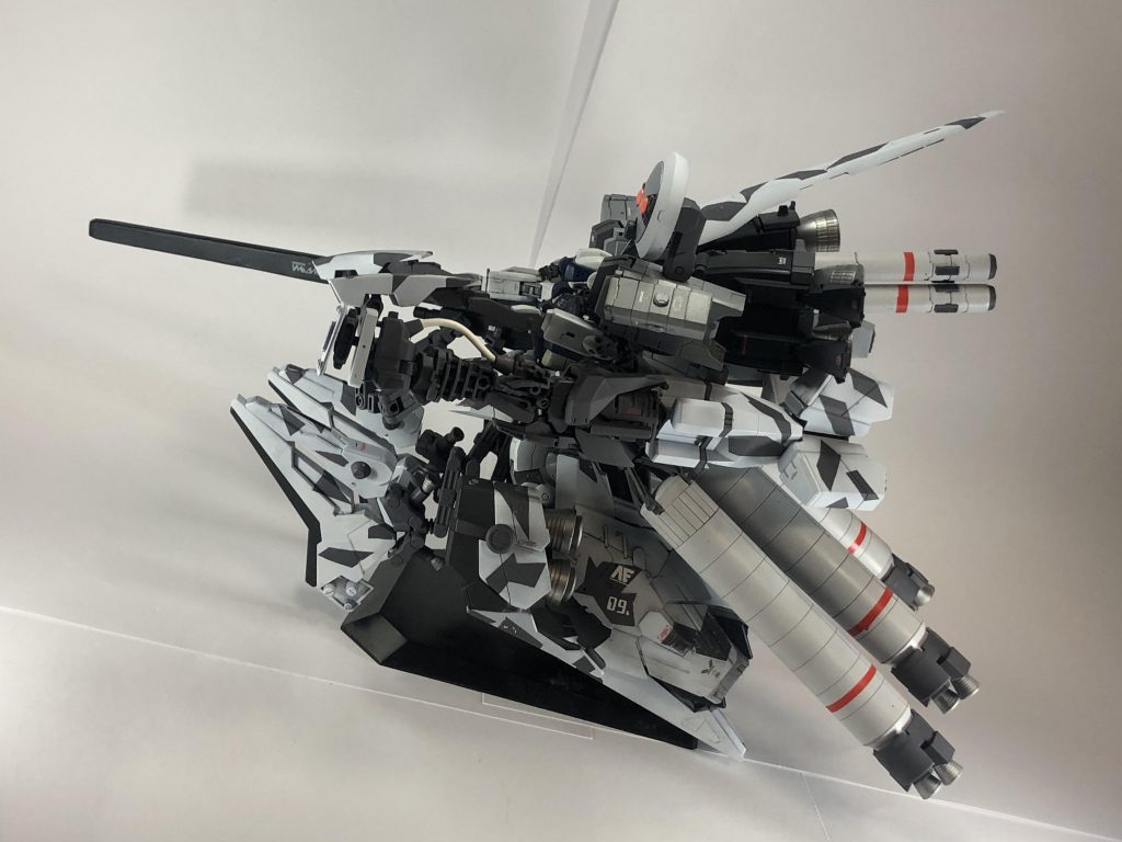 「アンタの相棒の”お色直し”してるんだ、手が空
いてるのなら調整を手伝ってくれ!」
そう、おやっさんに言われ、確かにオレの命を預ける相棒だ。
オレは相棒のコクピットブロックに向かいハッチを開け、OSの調整プログラムを開く。
今度のターゲットは艦隊戦だ、しかも単機に対して複数だ。
狙撃屋ならば遠距離から一方的に沈める事は出来るが、しかし、相手は艦隊、しかもMSも展開し、いずれ数の差でやられてしまう。
ならば、狙撃屋としては矛盾はするが単騎で突撃し、高火力で艦隊を戦闘不能に陥れ、そして高速離脱。それしか方法はない。
そう思いながら調整を進めていくアールに、
名前を呼ぶ声がした。
「お疲れ様〜。あまり気負いするとダメだよっ!はい、差し入れ」
エリンだ、差し入れのジュースを持って来てくれた。
「おやっさんがね、後2時間くらいで組み上がるから調整済ましとけって伝えてくれって。」