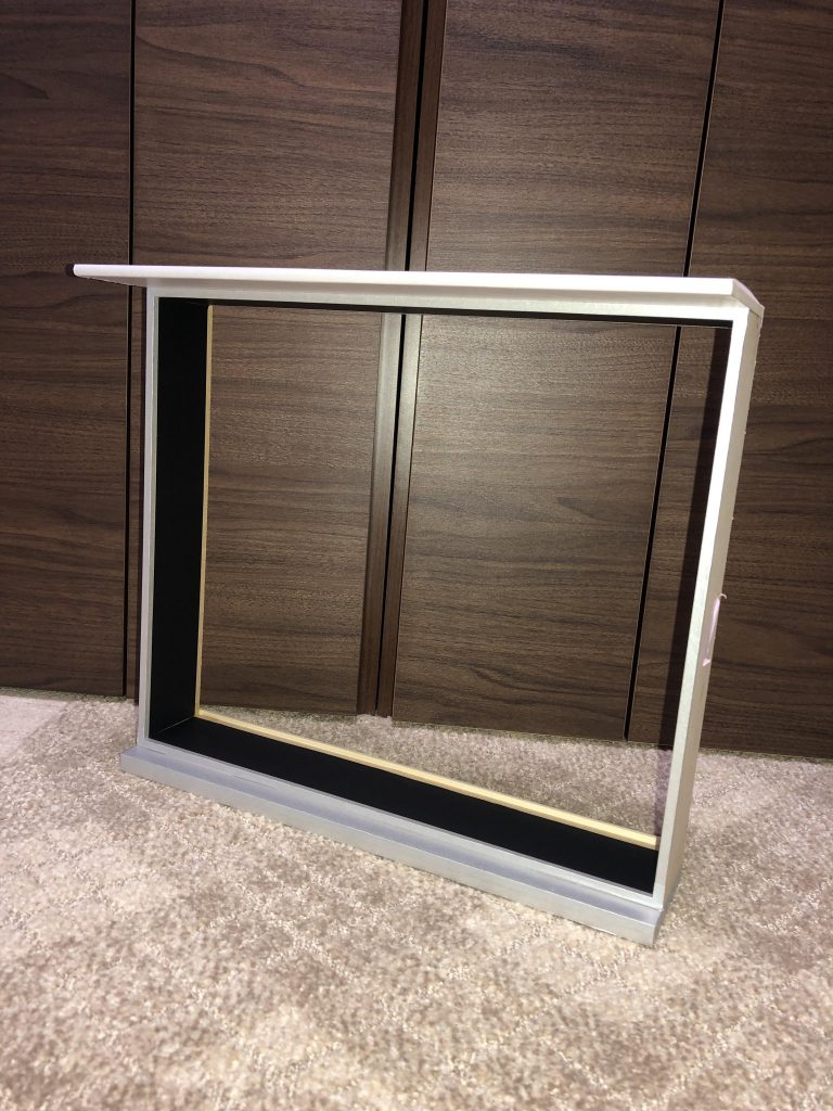 クレオスの塗装ブースフィルタをはめるための枠。基本的に外箱と中身は外れるようにしています。塗料がつかないように上部の出っ張りにはLEDライトを取付。