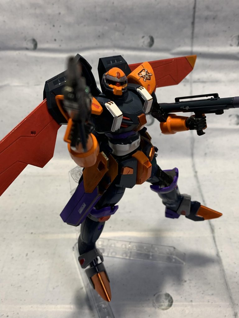 ディンのコンセプトである空中からの支援射撃・制空権の確保をより高いレベルで実現するべく、火器を2種追加装備している。
取り回しが良く火力が高いビームライフルと、ジンが装備するM68キャットス500ミリ無反動砲の旧式モデル砲だ。