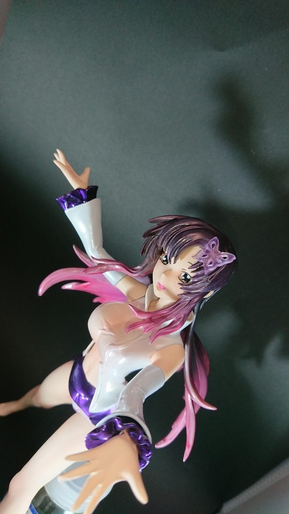 肌以外は光沢にしています。照明の角度を変えれば解りやすいですかね？