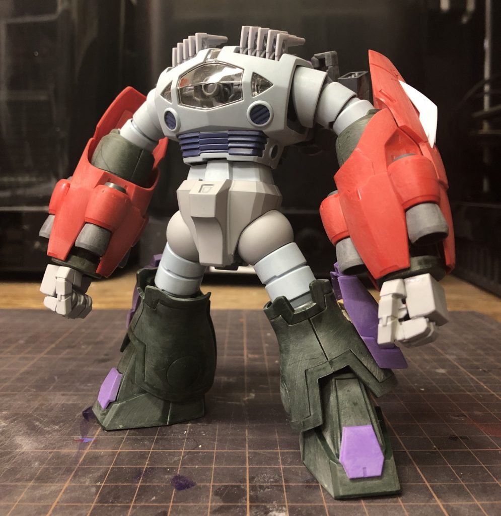 製作途中。基本形状はそのままで、増加パーツの追加がメイン。スーパーカスタムザクF2000のものをメインに使用しています。