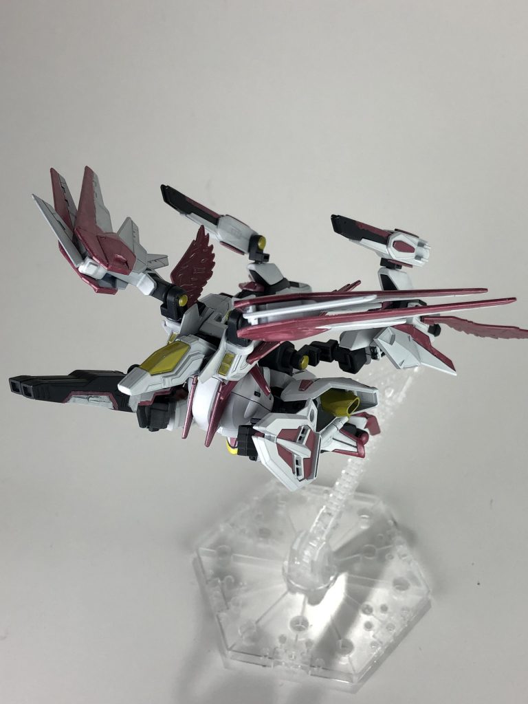 変形、巡航高機動モード。頭部にエルパハリートを装着し、バックパックを後ろに伸ばせば巡航形態になります。使用用途は移動用ですが、腕は変わらず使用できるため、左右や下にも対応できます。
