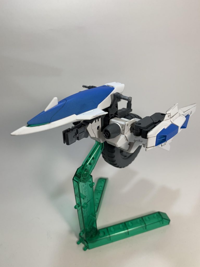 メテオホッパー改。接地用のスタンドバーとジョイントをオミット、機種部分の接続を変更しています。カラーリングはバインダーがオーライザーっぽいのでそれをイメージして青に。