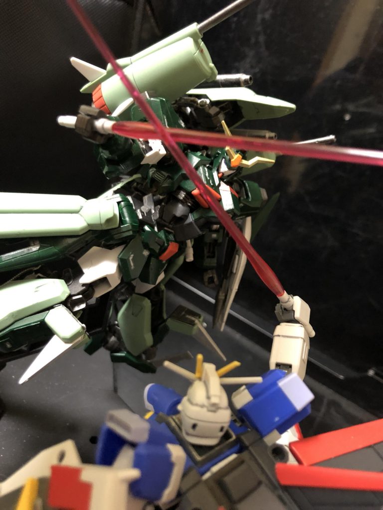 スティング「捕捉したぁ!逃げてんじゃねーよ!」
シン「逃げてないだろ!?」