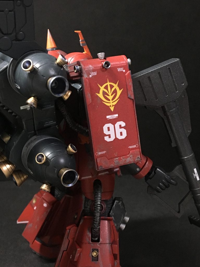 右腕。
シールド部分は個人的にお気に入り箇所✨
バックパックやプロペラントタンクのバーニアは表を成型色のゴールドからMr.カラーのゴールドでバーニア内部をメタリックブルーで塗装しました(´ω｀)