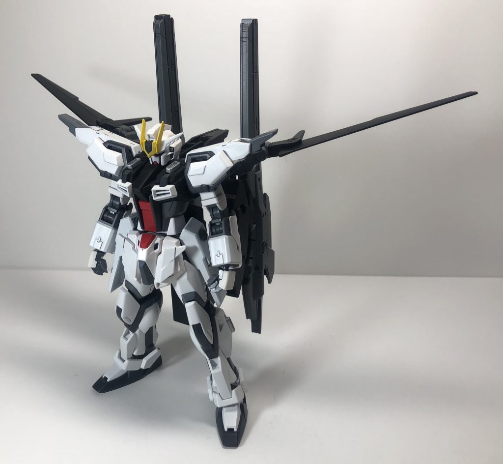 ーーーーーーーーーーーーーーーーーーーーーーーーーーーーーーーー
機体解説＜大気圏用ストライカー装備型＞：
Ex-SEED STRIKEには専用ストライカーパック「SEEDストライカー」が用意されているが、
大気圏内ではドラグーンユニットが使用不可になるなど、性能を最大限発揮できないデメリットがあった。
そこで開発されたのが本ストライカーパックである。
左右に伸びた主翼は「エールストライカー」を彷彿とさせ、その見た目の通り高い機動力を発揮する。
また、背中には２門の大型キャノンとエネルギーコンテナを装備しており、大幅な火力アップが施されている。

SEEDストライカーのような「特異性」は失われてしまう代わりに、「汎用性」を大きく向上させたストライカーパックである。
ーーーーーーーーーーーーーーーーーーーーーーーーーーーーーーーー

特異な形状だった「SEEDストライカーパック」とは真逆の正統派ストライカーパックとして制作しました。
大きな主翼に大砲。ストライクっぽさを全面に出したつもりです。


以下、大気圏パック装備型の【アクション】画像です。