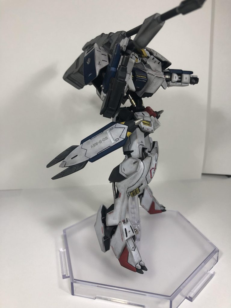 腰部分のスラスターは自分の好みで塗りました。