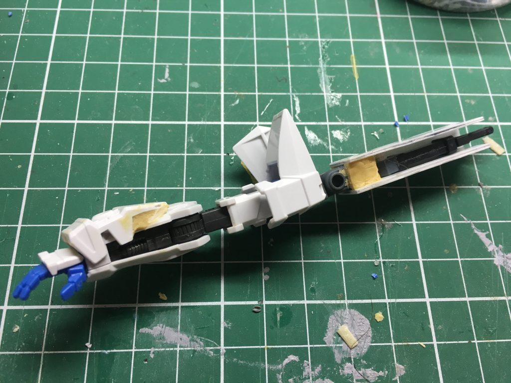 肩。プラ板で箱組を作り、パテとアムアムで接続したものにブルーフレームのアーマーシュナイダーの鞘を一部カットして接着。その後、ボルアムとGNバズーカⅡのパーツ(シェヘラザードの余り)で可動蓋を作った。