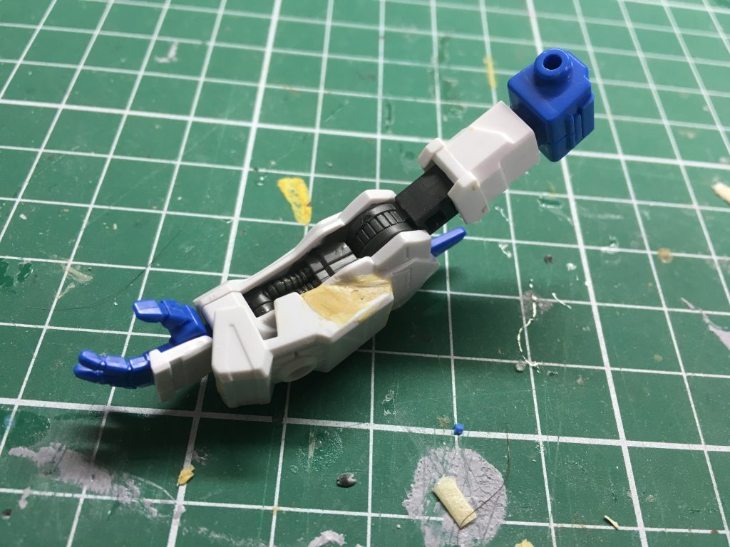 腕はユニコーンの二の腕とガンダムフレームをプラ棒で接続。アーマーは一部カットしたバエル。側面にアストレイの腕装甲をパテで接続。