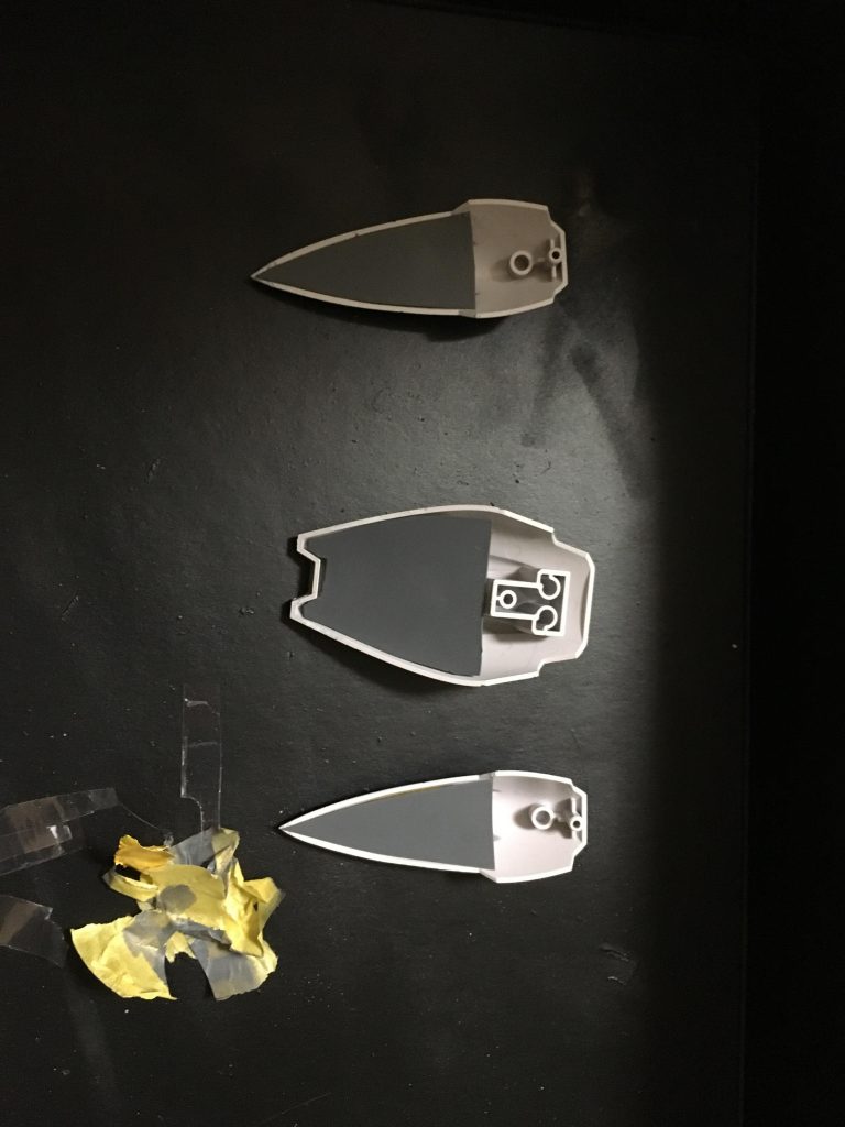 プラ板で型取り、裏から瞬着なりパテなりで接着しました。裏打ちなしだと黄色いパーツが剥き出しになるのでその対策に。