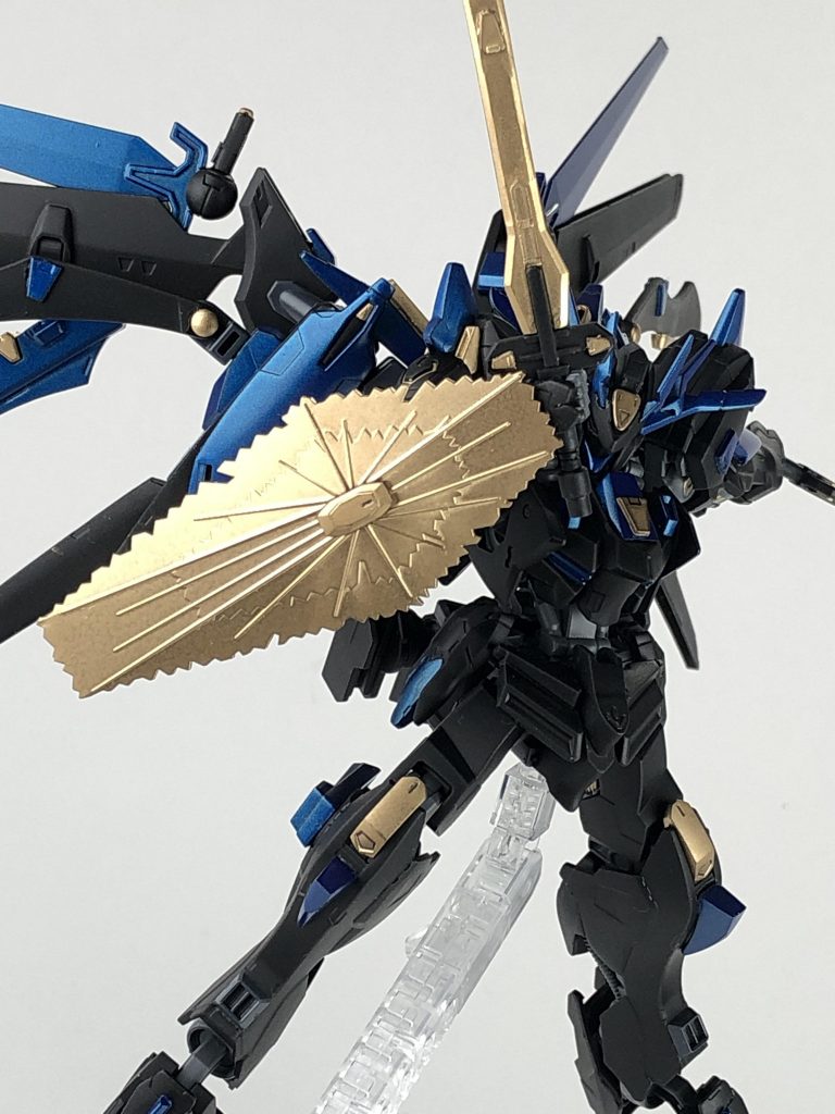 ビームシールド。肘の部分に発生器を追加しており、剣など武器を装備している状態でも展開出来るようにしています。