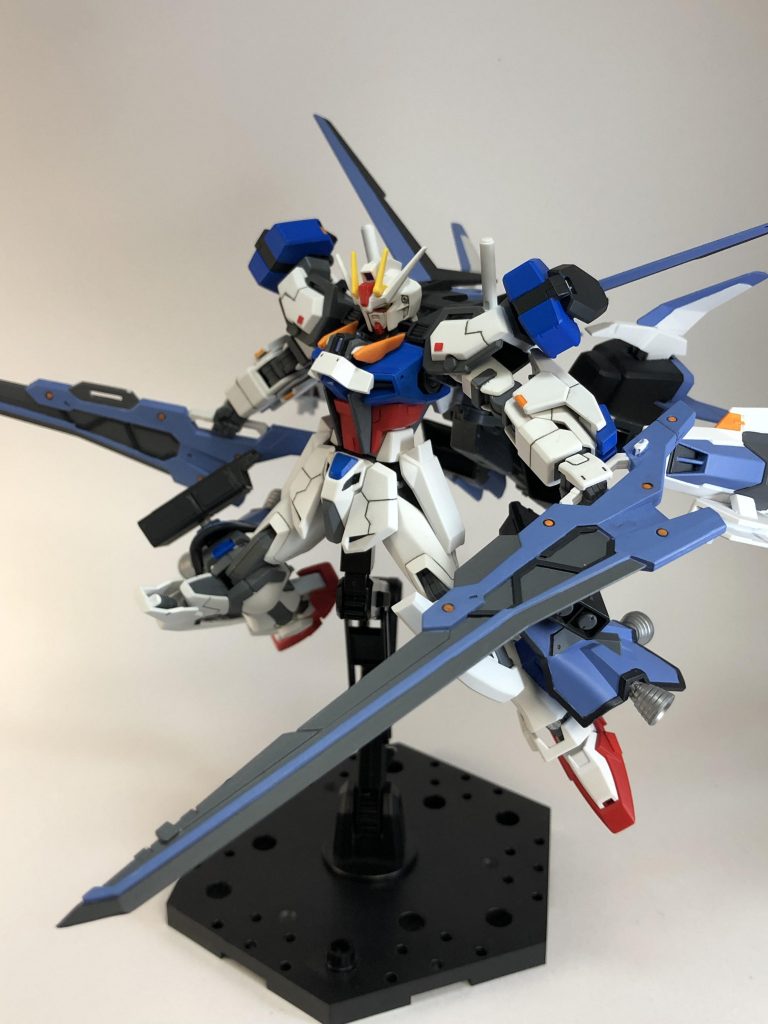 近距離武装は対艦刀、ビームサーベルが二つずつ。