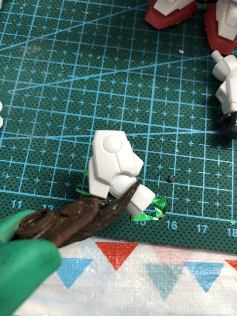 まず 邪魔な部分を切ります 
使わなくなった 古いニッパー が良いかもです