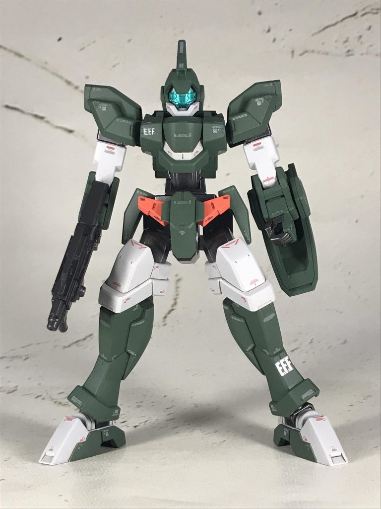 正面
頭部のバイザーはプラ板1枚だけの簡単な追加加工ですが、効果的な改修になったと思います。