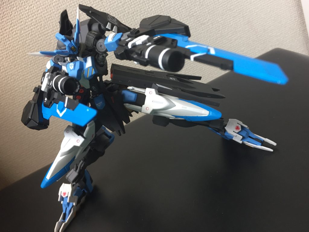 腕のブレードとキャノン砲が主武装で、獣脚を活かした高速移動を得意とします。
2枚目は一番気に入っているショットです⸝⸝⸝¯ ¯⸝⸝⸝