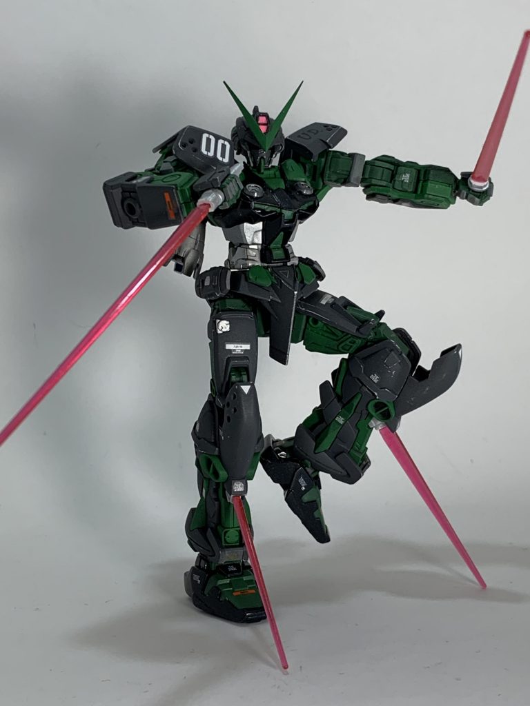 ビームサーベルx4
アストレイシリーズと同じく可動バックパックに2本、スネに固定装備として2機の計4つを備えている。本機にとっては背部ユニットを破壊もしくは離脱せざるを得ない状況で使用する奥の手だが、アストレイの可動域から繰り出される変幻自在の4刀流は敵機を寄せつけない。