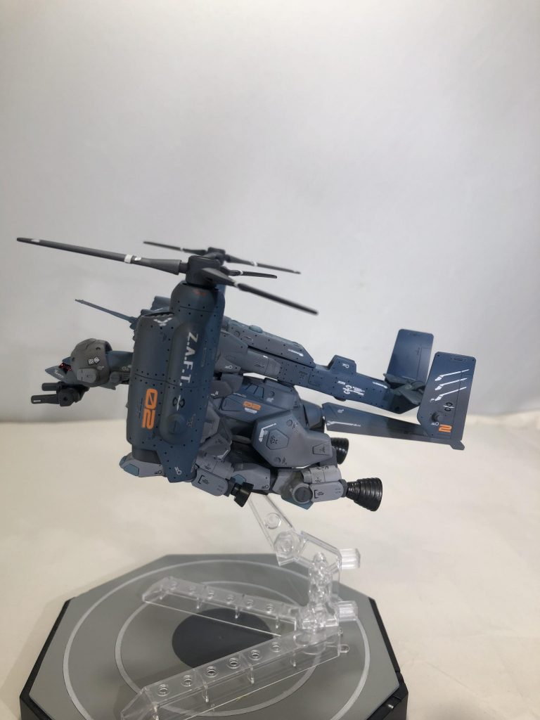 横から。 ホバリングモードになってます。
脚部にキャタピラの代わりにスラスターユニットを装備。低空飛行時に高い安定性と機動性を誇る。