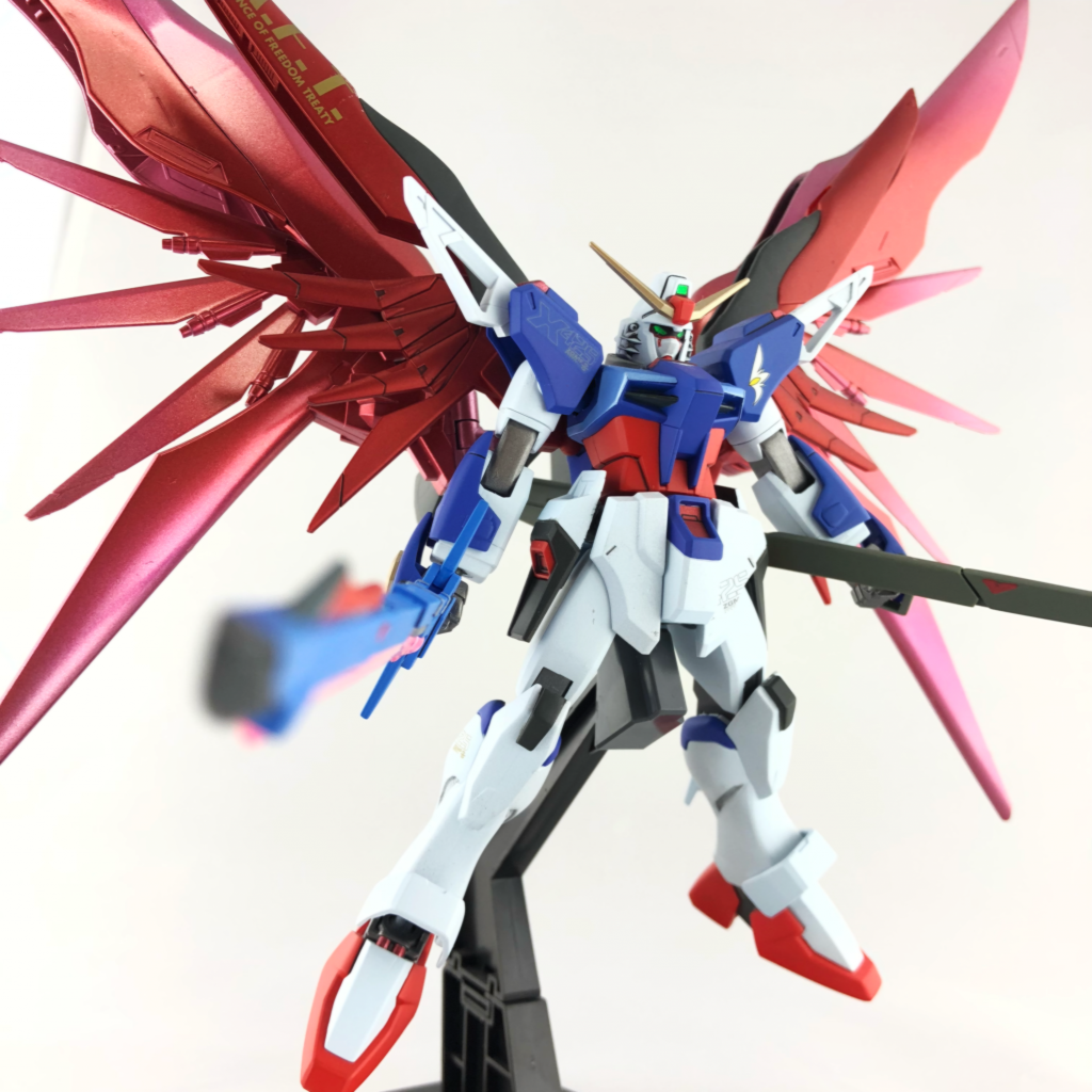 どことなく懐かしい印象を与え、特徴的な涙ラインをよりはっきり見せるために顔のパーツ部分的に位置を調整しました。
合わせ目消しとヤスリがけの際にエッジをわずかに丸くして明暗が少しぼやけさせ、懐かしさや当時のキットらしさを表現しました。