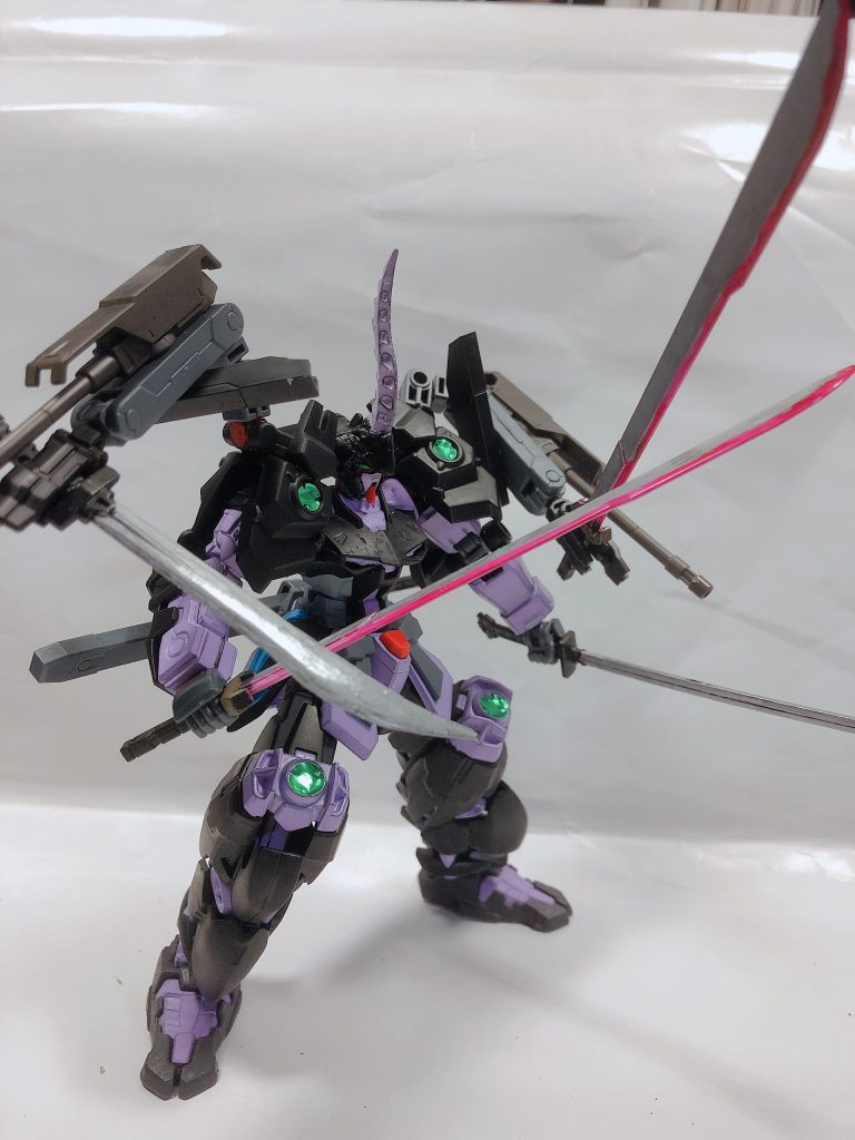 戦闘が長引くとバトルアームで刀を持ち
4本の刀で相手を翻弄する