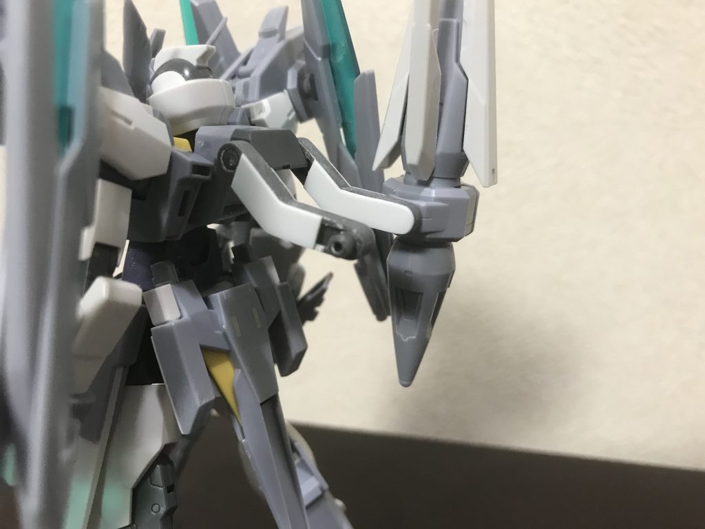 Fファンネルの肉抜きをはじめ、機体各部の肉抜き埋めをしました
アームは軽量化のためにプラ板で塞ぎました
合わせ目も消してます