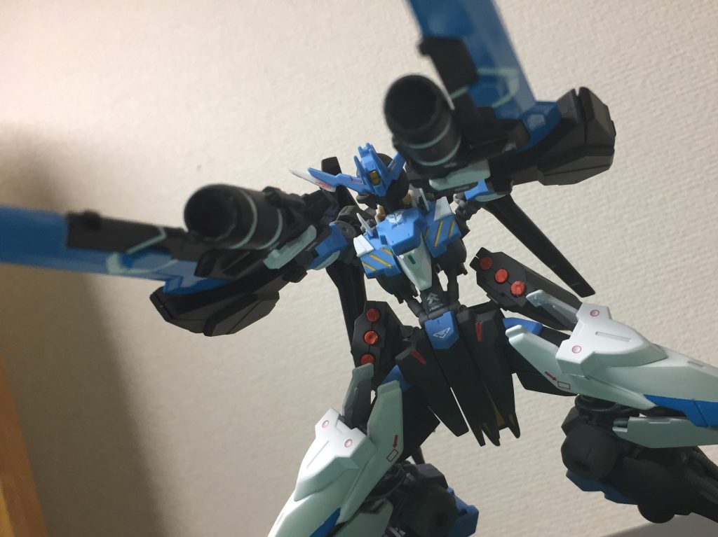 ヴィダールのバーストサーベルは使用できないため、腰のサーベル用バインダーはミサイルポッドになりました。