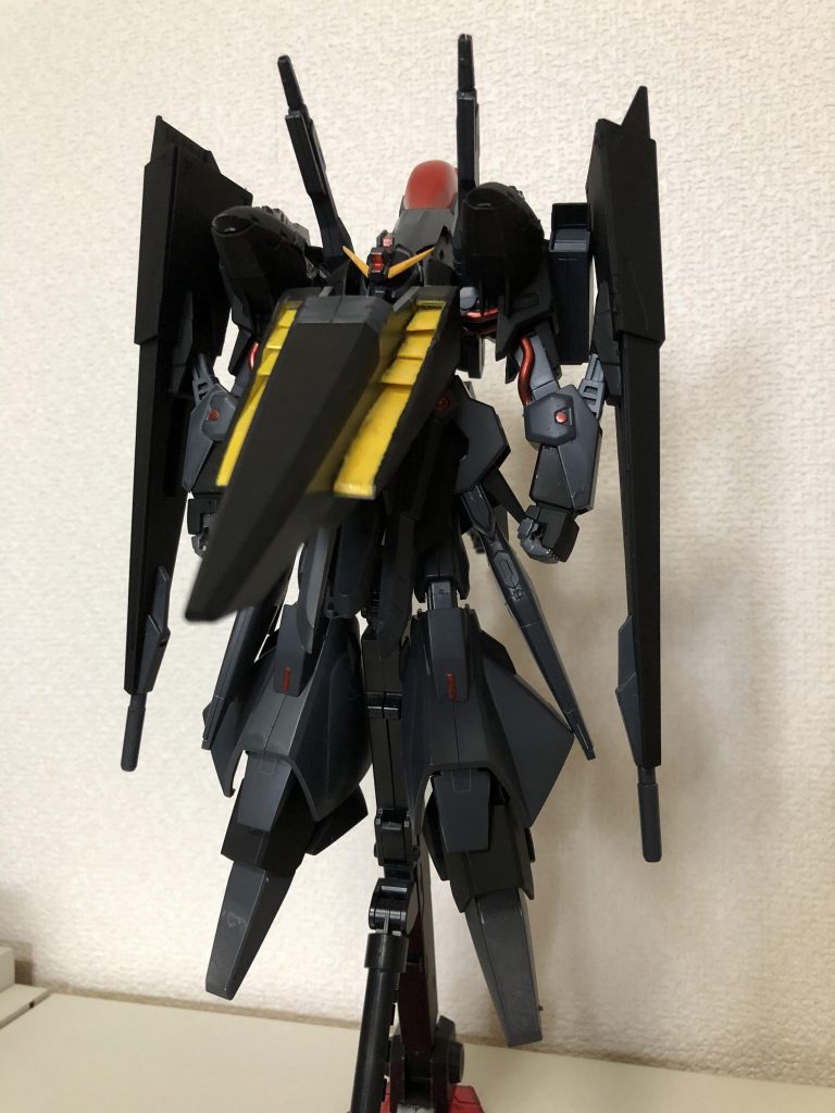 前面。
目を引く胸部増加装甲はイージスガンダム…？のパーツにダクトをプラ板でスクラッチしました。
太もも増加スラスターはアスタロトのものを使用。
肩部ビームライフルはウィングゼロ(TV版)を軸を増やして接続。
フルドド横のスラスターは磁石でくっついてます。