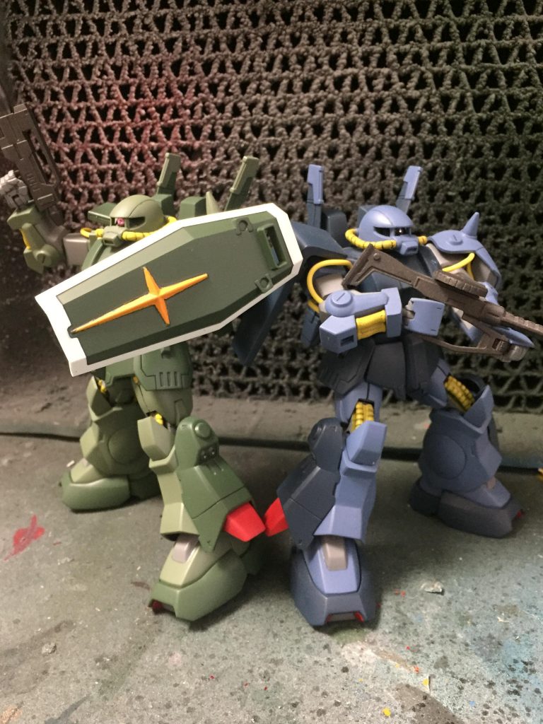 以前作ったものと比較．もう少し濃い色の緑を使えばよかったでしょうか…ハイザックの道はまだまだ遠い( ´꒳` )