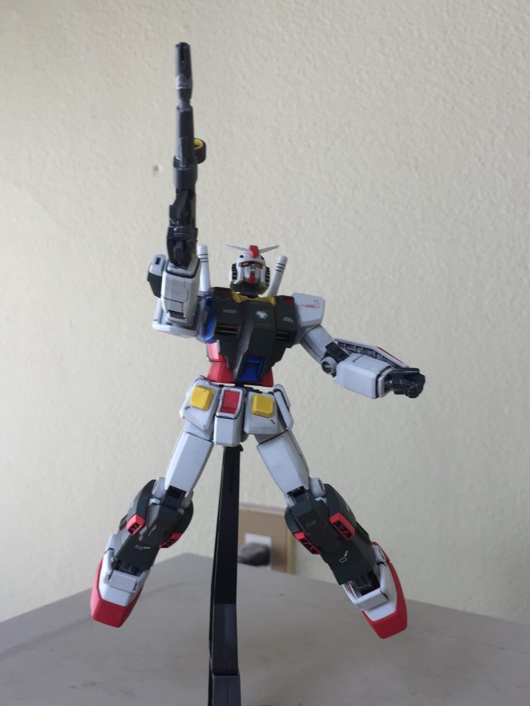 ハーフ・フルアーマーガンダム
正面から 全体的のアピールショット!
足のアーマーは リバイブ版 
ガンダムに しっかりハマらず
鉄ヤスリで 少し削りました。
少し 鉄ヤスリで 削っただけで
ピッタリ 足に 付けられました。