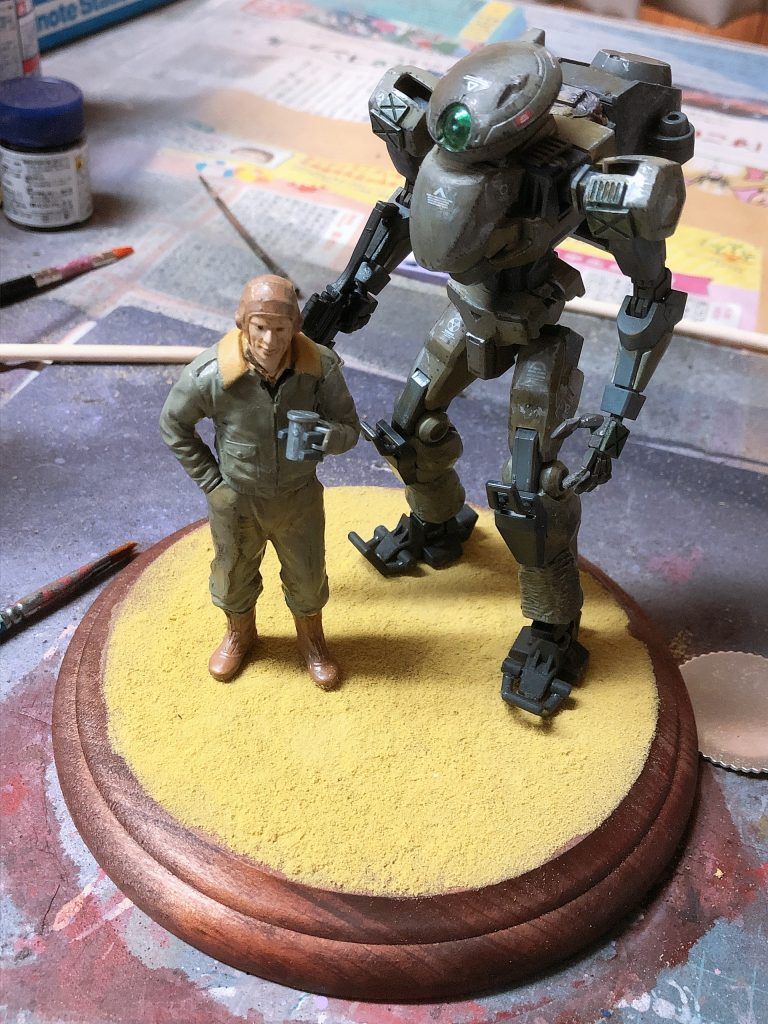 このフィギュアはマシーネンのフィギュアを使用   義手はリボーンズガンダムのキャノンタイプの手をパテで付けました