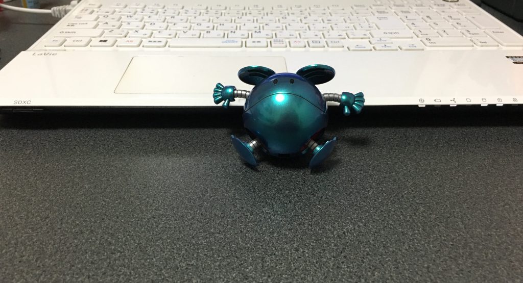 UVカットのトップコートを吹いてるので、普通にデスクの上に置いてます